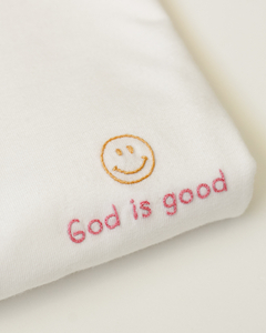 CAMISETA BORDADA À MÃO GOD IS GOOD