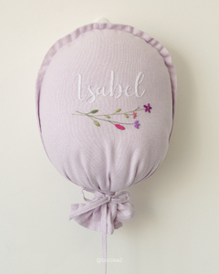 BALÃO PORTA MATERNIDADE BORDADO À MÃO PERSONALIZADO COM NOME (RAMINHO DE FLORES) LILÁS