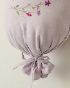 BALÃO PORTA MATERNIDADE BORDADO À MÃO PERSONALIZADO COM NOME (RAMINHO DE FLORES) LILÁS na internet