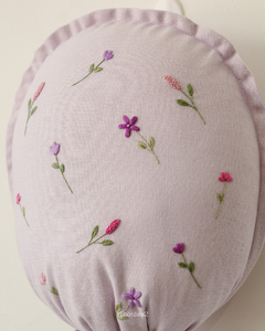 BALÃO PORTA MATERNIDADE BORDADO À MÃO FLORIDO (LILÁS) - comprar online