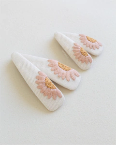 PRESILHA DE CABELO BORDADA À MÃO | MARGARIDAS (PAR) na internet