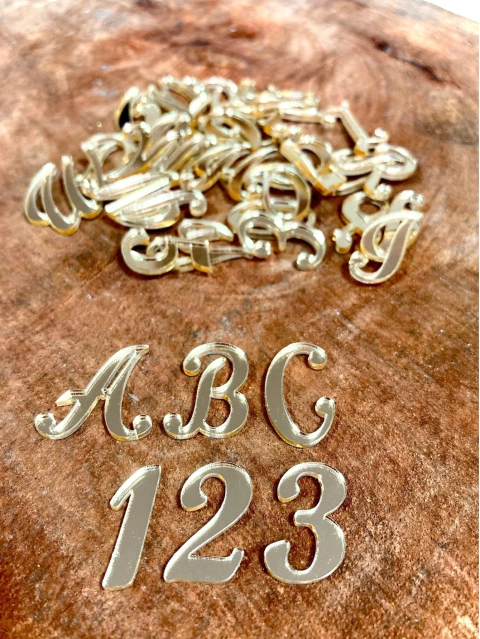 ESP5 Kit com 10 letras ou números em Acrílico Espelhado dourado 2cm