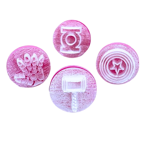 MB46 Kit com 4 marcadores de brigadeiro em acrílico Heróis confeitaria biscuit sabonete