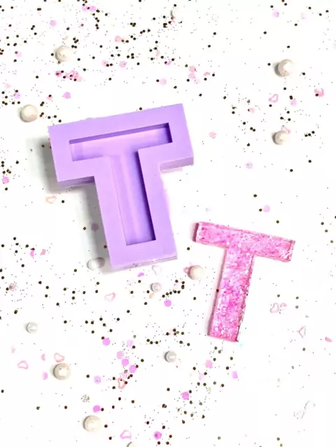 R183 Molde de silicone letra T resina decorar