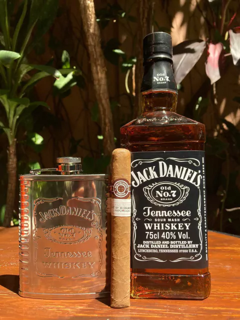Combo 1: Whiskey Jack Daniels + Petaca + Habano Montescrito N4