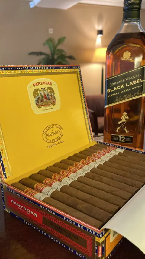 Combo 7: Johnnie Walker Black + Partagas Aristocrats x25