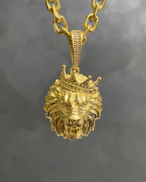 pingente leão cravejado