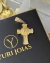 Pingente dourado em forma de cruz com face de Cristo cravejada com pequenas pedras brilhantes