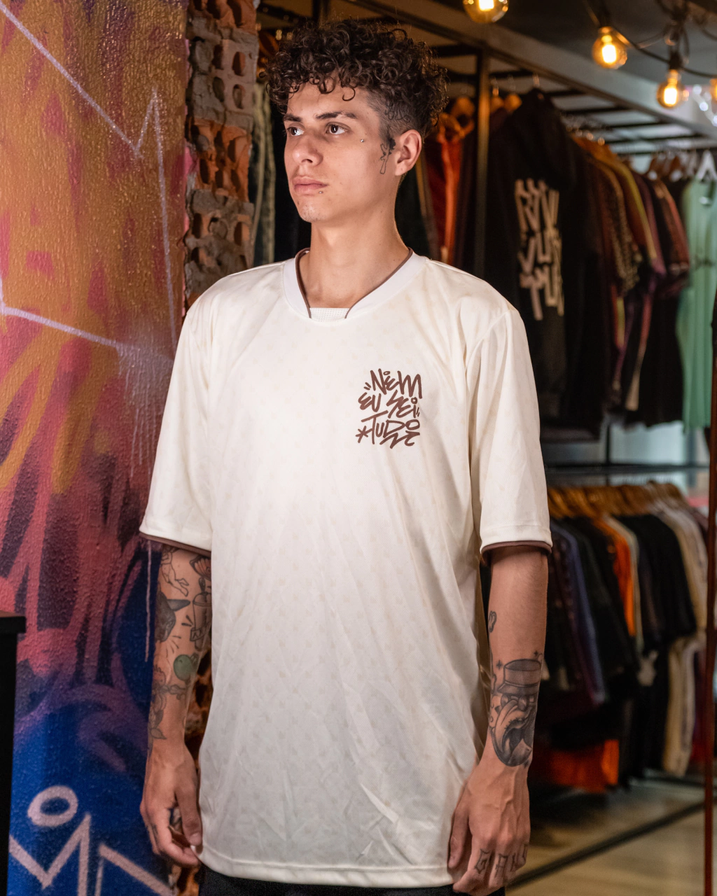 CAMISETA NEST PANOS TIME OFF WHITE COM MARROM - NPT12