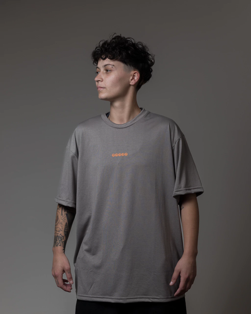 CAMISETA NEST PANOS BLECAUTE LOGO CINZA/LRJ - NPBL006