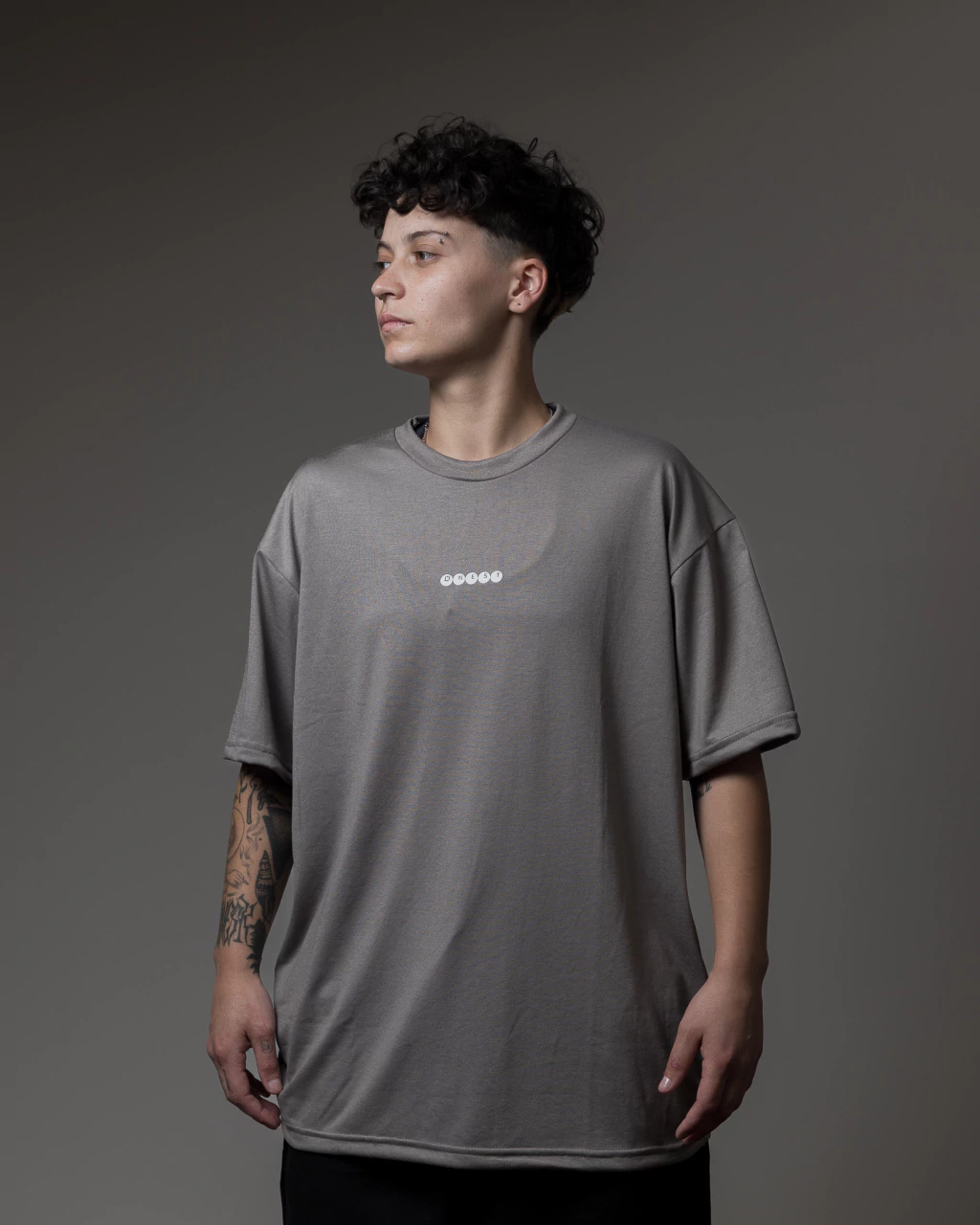 CAMISETA NEST PANOS BLECAUTE LOGO CINZA/BCO - NPBL007