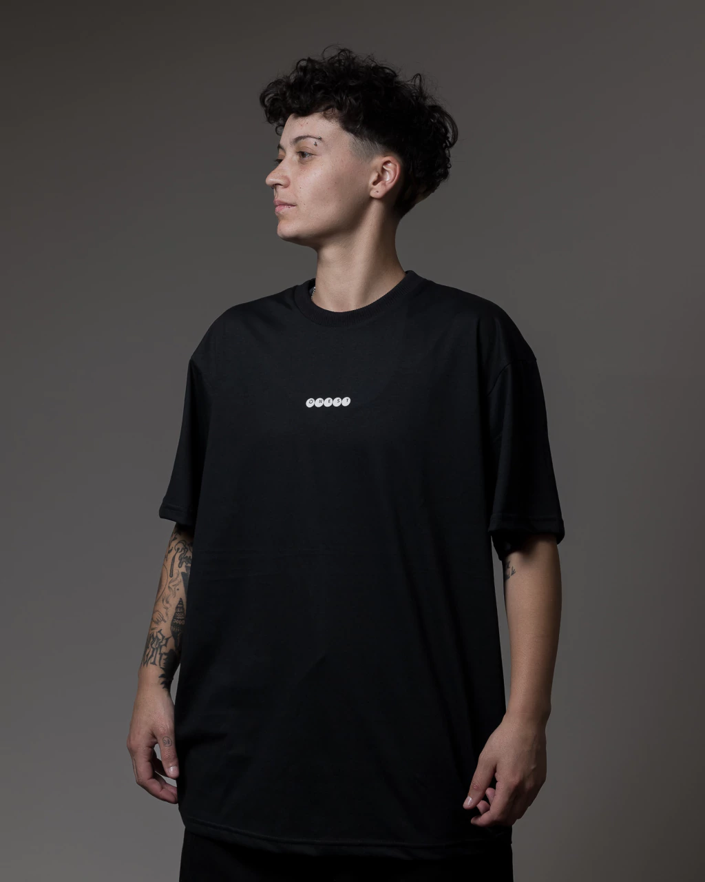 CAMISETA NEST PANOS BLECAUTE LOGO PRETA/BCO - NPBL008