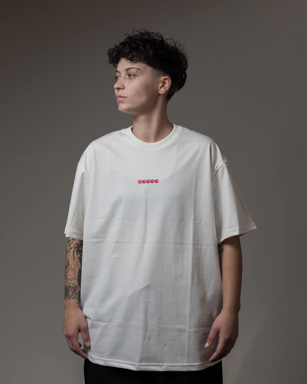 CAMISETA NEST PANOS BLECAUTE LOGO OFF WHITE/VRM - NPBL010