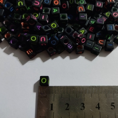 Vocales Cuadradas Negras con Colores Fluor en internet