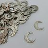 5 Dijes de Metal Luna Grabada
