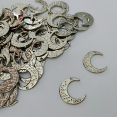 5 Dijes de Metal Luna Grabada
