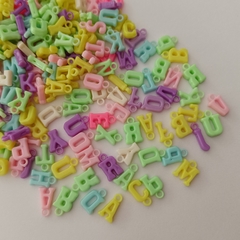 Dijes de Letras Plásticas Pastel - comprar online