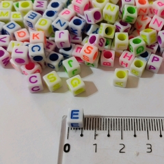Letras Cuadradas Blancas con Colores Flúor en internet