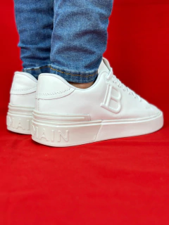 Balmain branco logo central na internet
