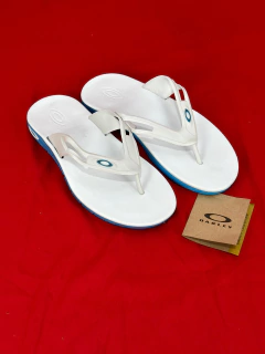 Chinelo oakley branco azul na internet