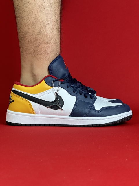 Air Jordan 1 Low branco atras amarelo frente azul logo preto sola branca NacionalS