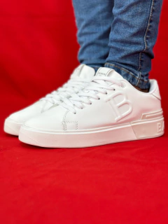 Balmain branco logo central - comprar online