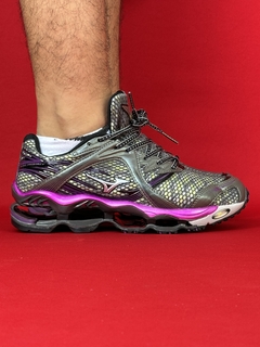 Mizuno prophecy 1 cinza escuro logo prata sola roxa importado premium