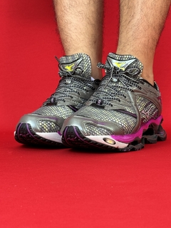Mizuno prophecy 1 cinza escuro logo prata sola roxa importado premium - comprar online