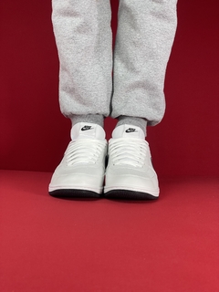 Nike dunk branco logo preto nacional na internet