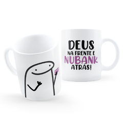 Caneca Flork Deus na Frente e Nubank Atrás