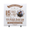 Azulejo personalizado com a mensagem "Estamos Casados" e detalhes sobre aniversario de casamento, incluindo meses, dias, horas e minutos, com uma foto do casal.