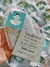 Ímãs com tag personalizadas no saquinho organza