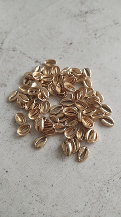 Dije buzios dorado x 20 gramos (38 unidades) en internet