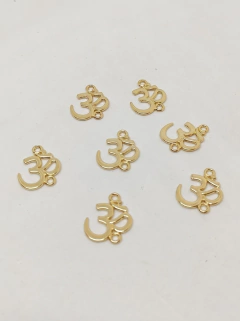 Dije Om doble agarre dorado x 20 gramos (22 unidades)