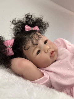 LINDA BEBÊ REBORN MENINA DO CABELO AFRO COM VESTIDO E LAÇO - Mundo Azul e Rosa