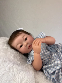 BEBÊ REBORN MENINA DE CABELO E OLHOS CASTANHOS COM MAMADEIRA - Mundo Azul e Rosa