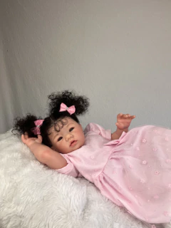 LINDA BEBÊ REBORN MENINA DO CABELO AFRO COM VESTIDO E LAÇO - loja online