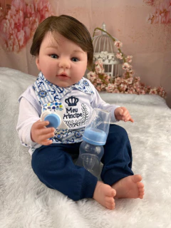 Imagem do Bebê Reborn Menino Corpo de Pano Cabelinho Fio a Fio Enxoval Príncipe