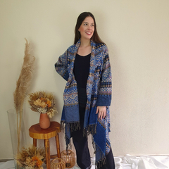 Casaco Feminino Estilo Poncho com Abertura Frontal e Amarração