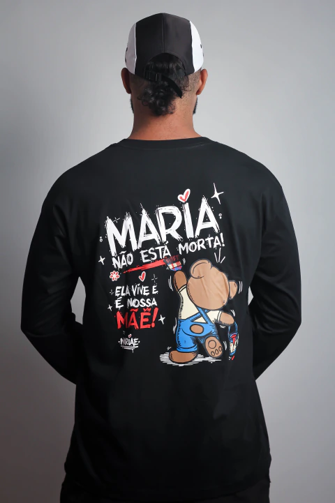 Camiseta manga longa preta com estampa nas costas "Maria não está morta", com desenho de urso pintando, usada por modelo de costas.