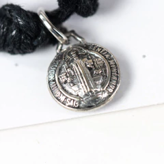 Pulsera cordón con dije San Benito - Del Terruño | Productos de las Hermanas de María Schoenstatt 