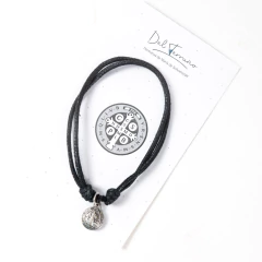 Pulsera cordón con dije San Benito en internet