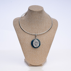 Gargantilla con piedra y medalla