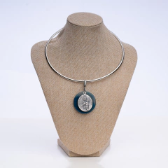 Gargantilla con piedra y medalla