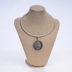 Gargantilla con piedra y medalla - comprar online