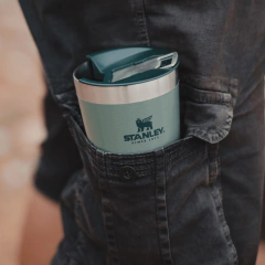 COPO TÉRMICO DE CERVEJA C/ TAMPA 473ML VERDE STANLEY na internet