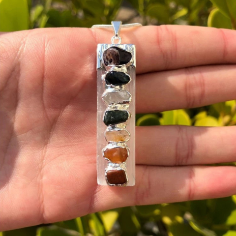 Pingente dos 7 Chakras Base Selenita Acabamento Prateado