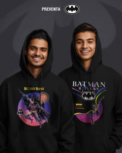 2 Jóvenes sonriendo, portando las sudaderas con capucha de Batman Returns