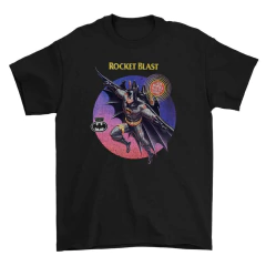 Playera negra con diseño de Batman en pose de vuelo y texto "Rocket Blast"