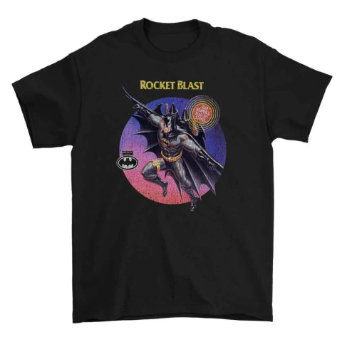 Playera negra con diseño de Batman en pose de vuelo y texto "Rocket Blast"